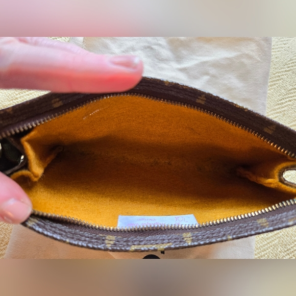 LOUIS VUITTON Monogram Bucket Pouch - Picture 4 of 8